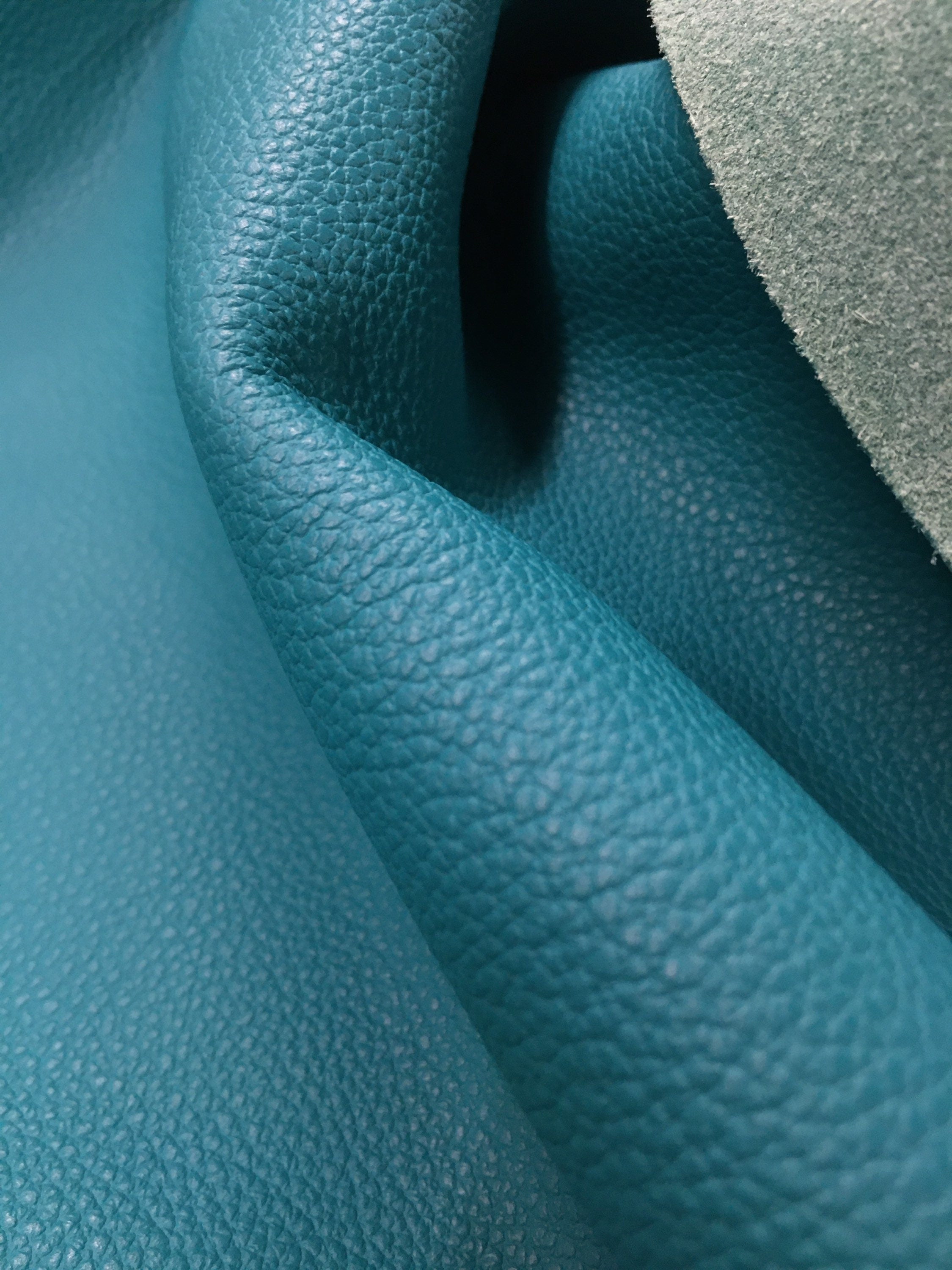 Turquoise pebbled cow leather 1.4 mm| 3-4oz