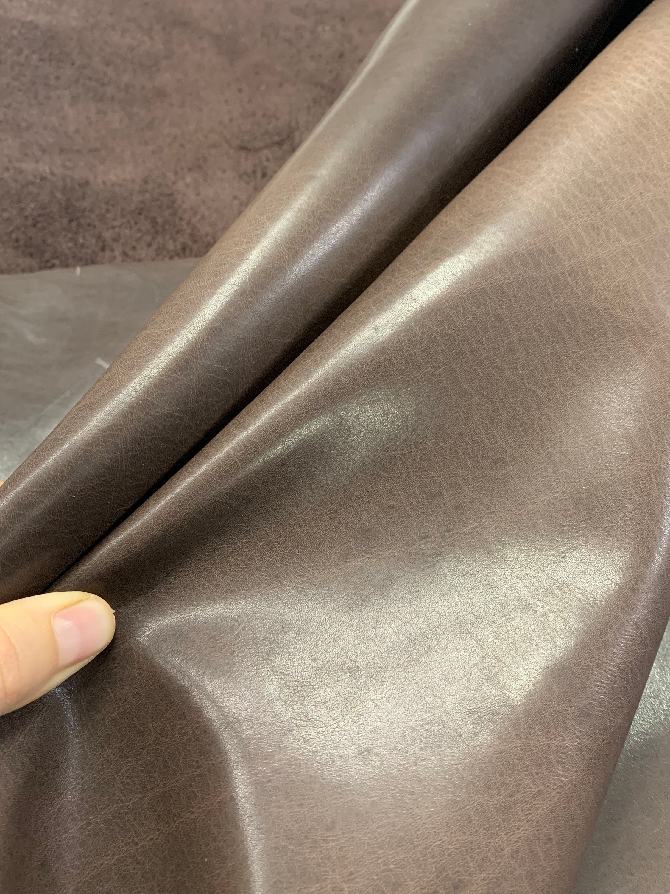 Antique Vintage Dark Brown leather |1.2/1.4mm 3-4 oz | waxy oily finishing distressed color vegetable tanned