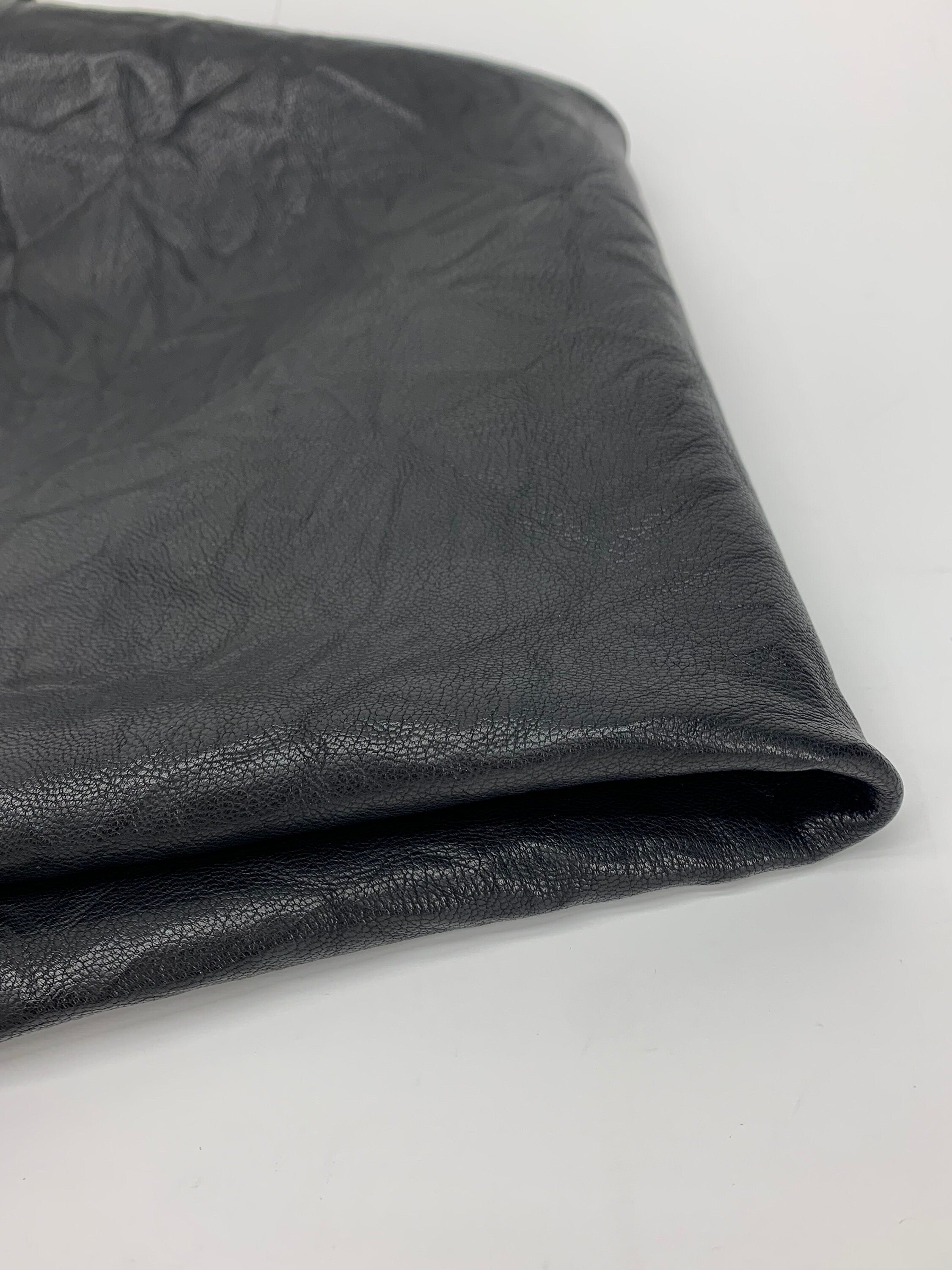 Black textured goat leather hide | soft, elastic, mid shiny | 0.8-1.0 mm | 2-3 oz